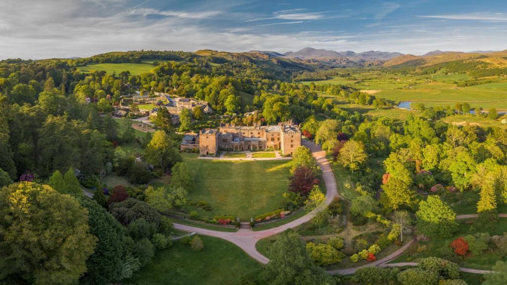 una vista aérea de una mansión en un parque con árboles en Muncaster Castle Coachman's Quarters en Ravenglass