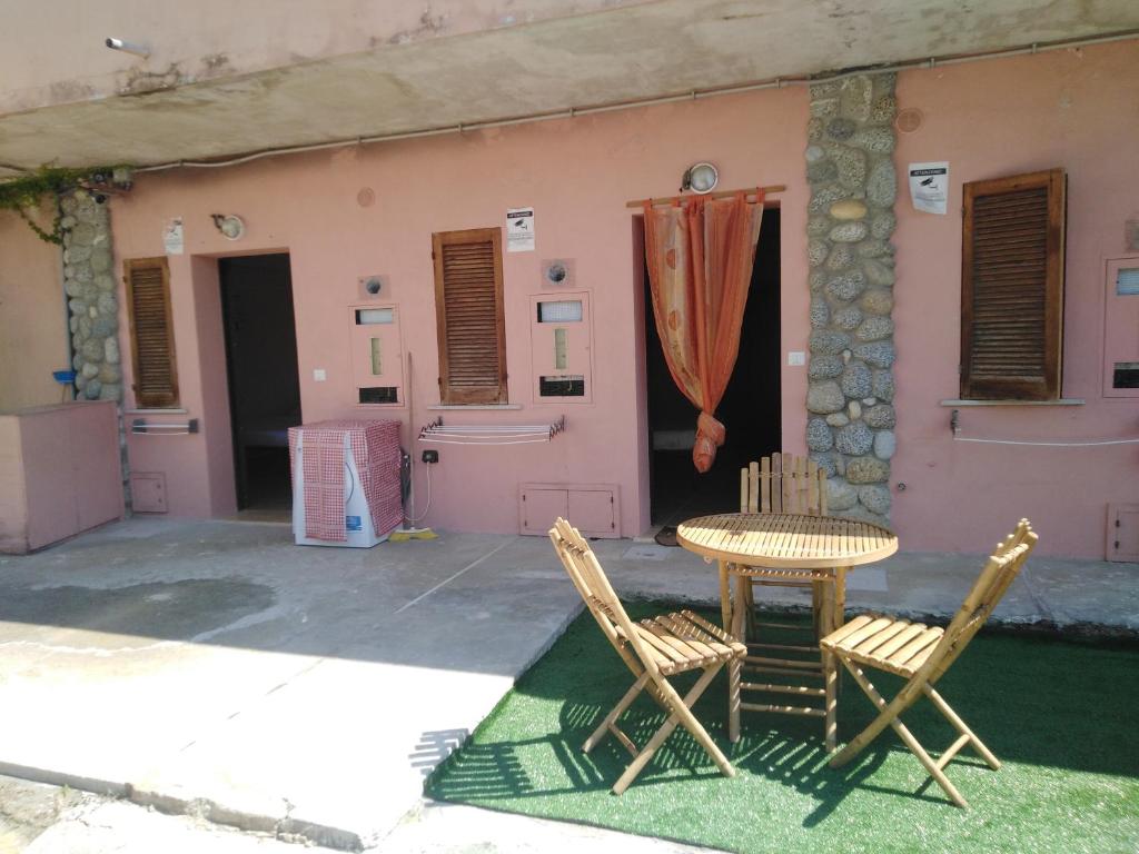 a table and chairs in front of a house at monolocale tropea in Parghelia
