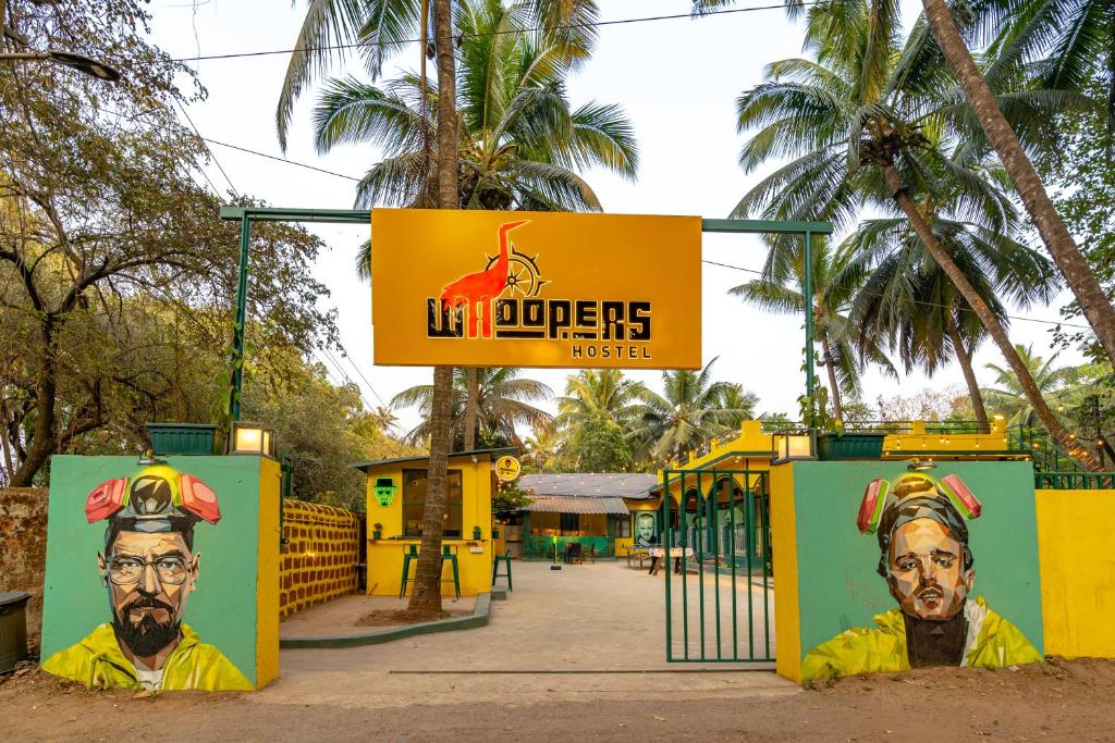 アンジュナにあるWhoopers Hostel Anjuna, Goaの都市のガソリンスタンドの看板