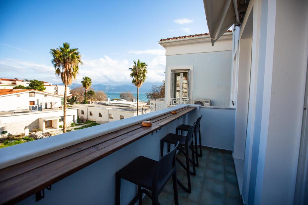 balcone con sedie e vista sull'oceano di Lepanto Xenia Apartments 3F a Nafpaktos