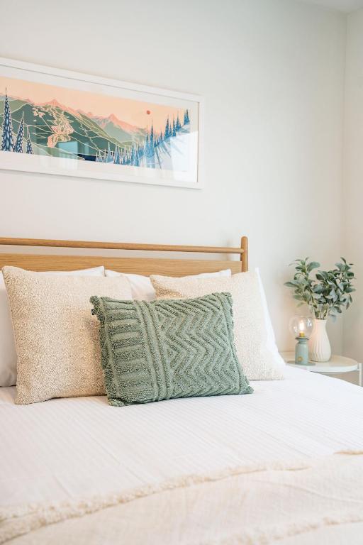 Postel nebo postele na pokoji v ubytování Adanac by Revelstoke Vacations