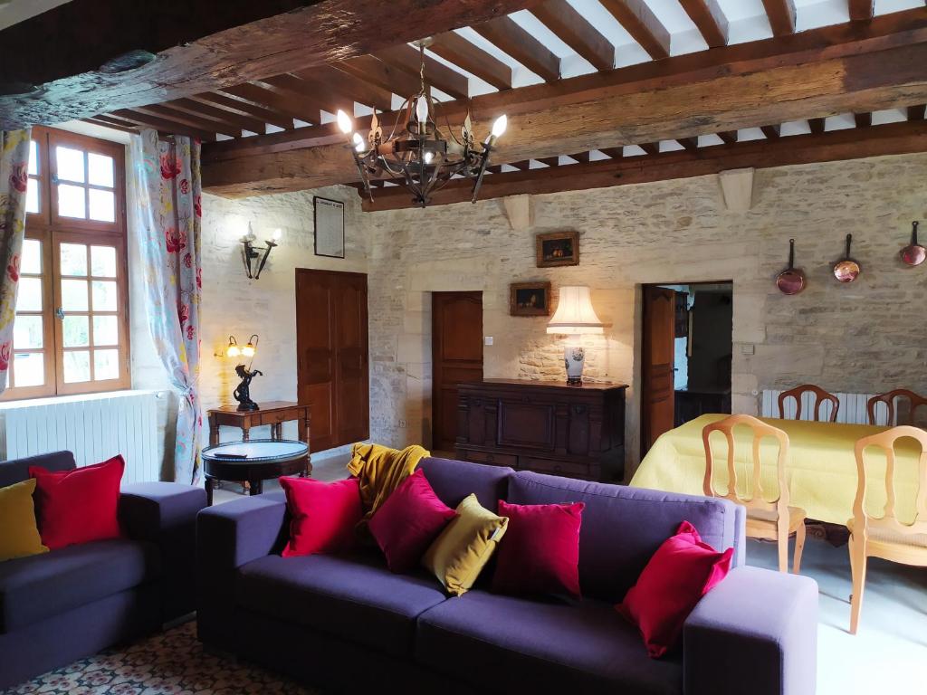 uma sala de estar com um sofá e uma mesa em Appartement Prestige Résidentiel 3 chambres 3 salles de bain au Manoir de Mathan à Crépon 5 mn d'Arromanches et 10 mn de Bayeux em Crépon