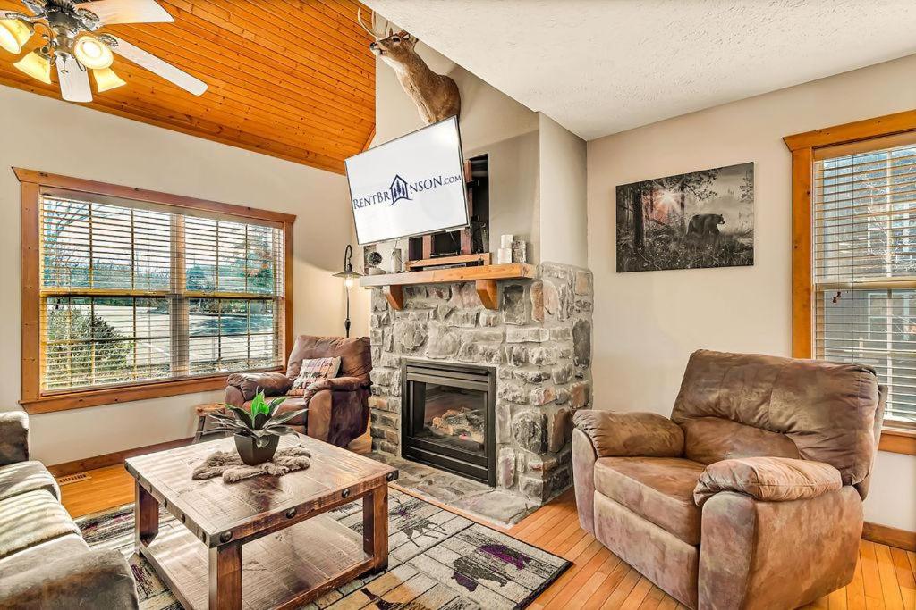 Χώρος καθιστικού στο Bear Cabin Getaway