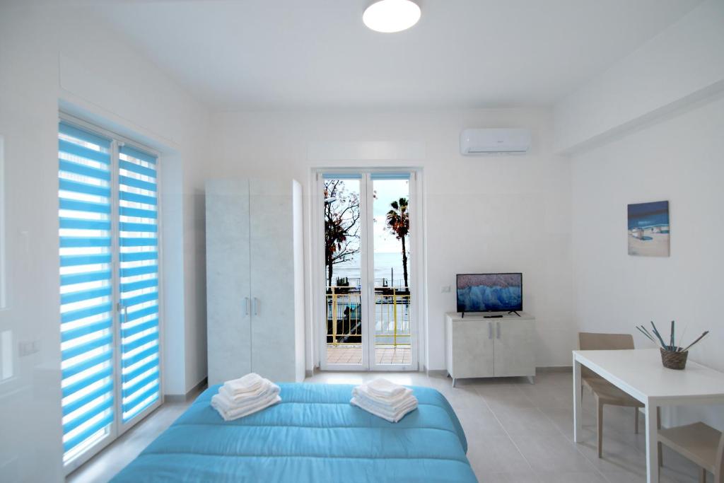- un salon avec un canapé bleu et une table dans l'établissement Rocciola Home, à Salerne