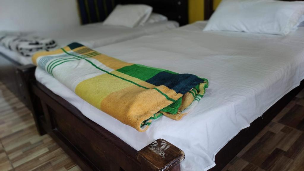 auf einem Bett liegt eine Decke in der Unterkunft La posada de Andrea in Pueblo Tapao
