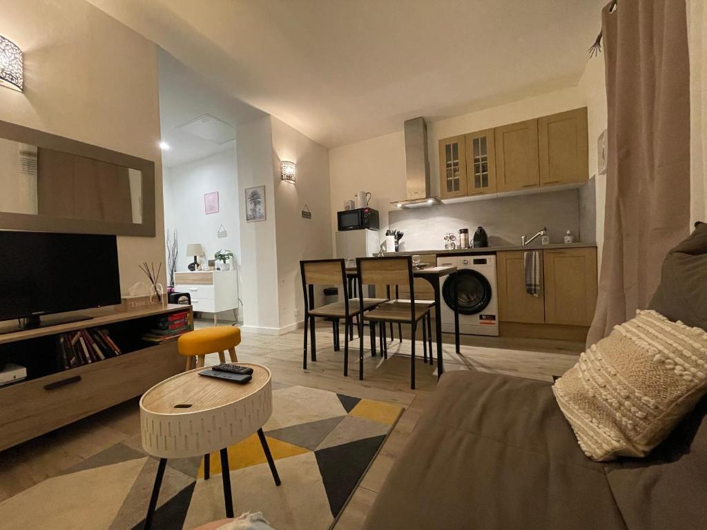 un salon avec un canapé et une table et une cuisine dans l'établissement Nice, Seaside apartment, à Nice