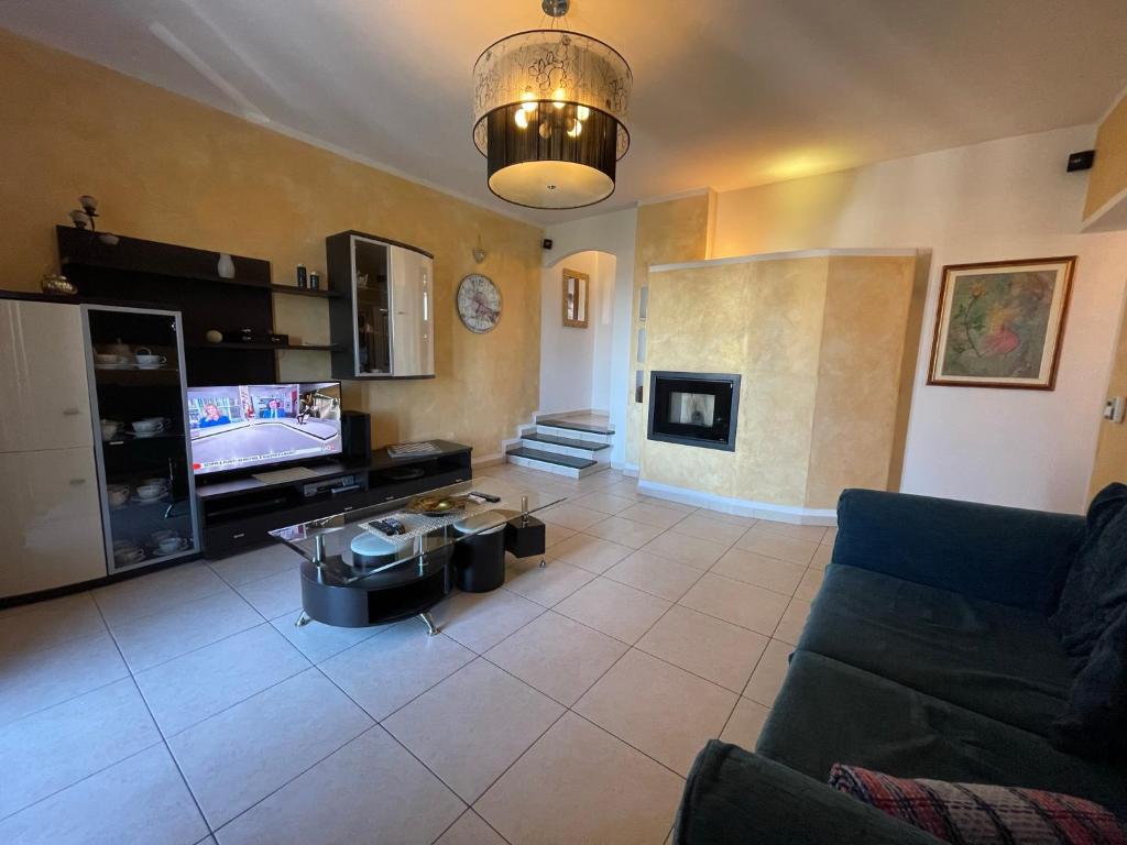 ein Wohnzimmer mit einem Sofa und einem TV in der Unterkunft Appartamenti Abbaidda 2 in Valledoria