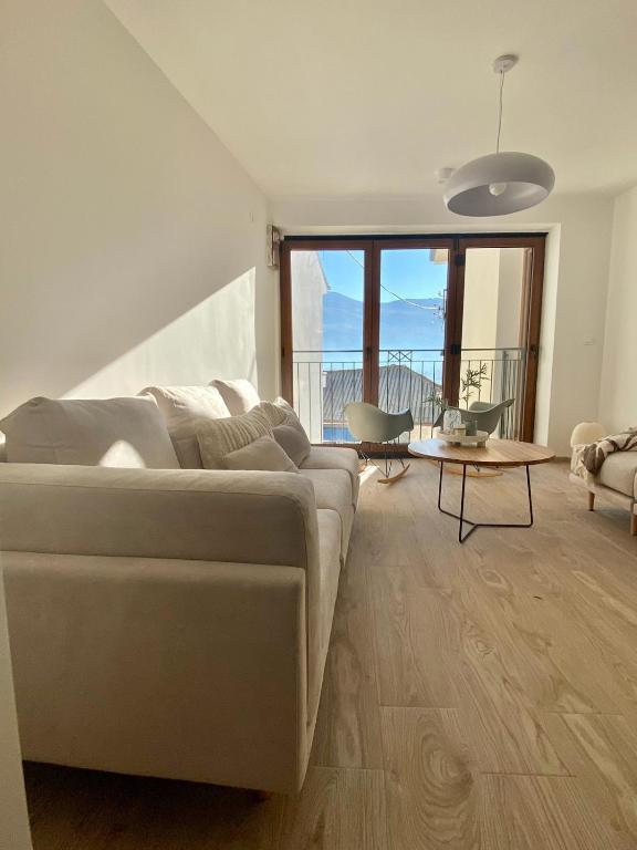 een woonkamer met een bank en een tafel bij Villa Christina in Ohrid