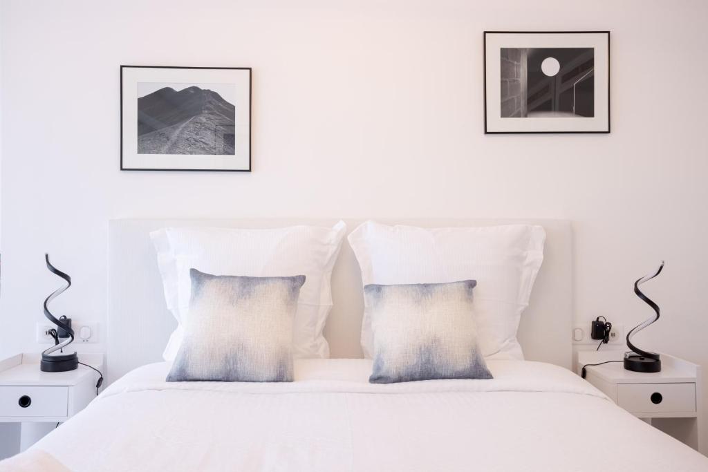 Posteľ alebo postele v izbe v ubytovaní Cannes Panorama - Piscine, vue mer, parking, clim