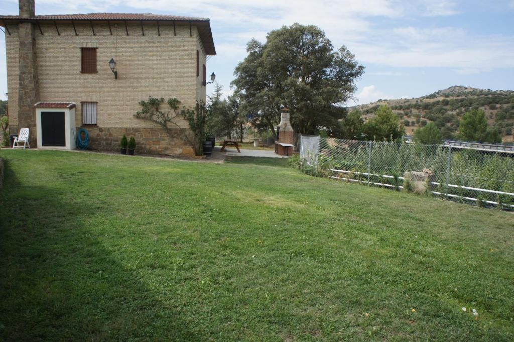 une grande cour avec une maison et une clôture dans l'établissement Mirador de San Marcos, à Soria
