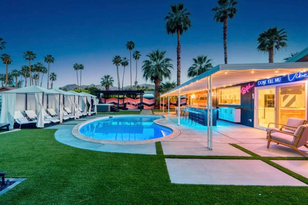 un complexe avec une piscine et des palmiers dans l'établissement The Blush - with Pool, Bars, Neons!, à Palm Springs