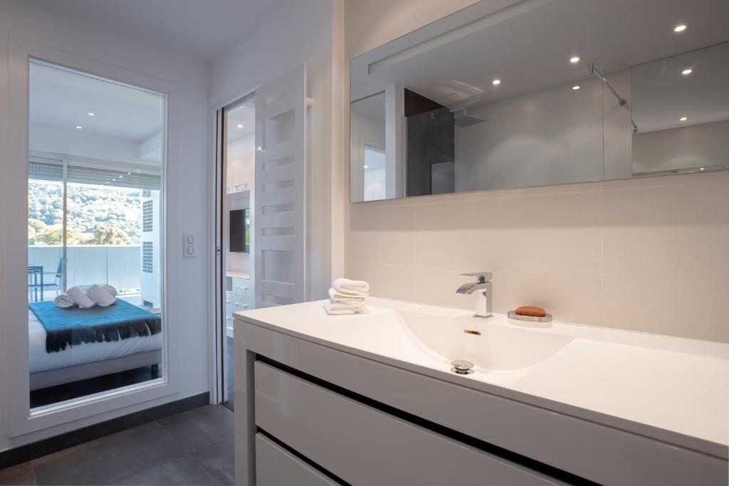 Posteľ alebo postele v izbe v ubytovaní Cannes Panorama - Piscine, vue mer, parking, clim