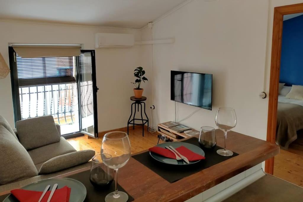 uma sala de estar com uma mesa com copos de vinho em Bonito y céntrico apartamento casco antiguo em Tarragona