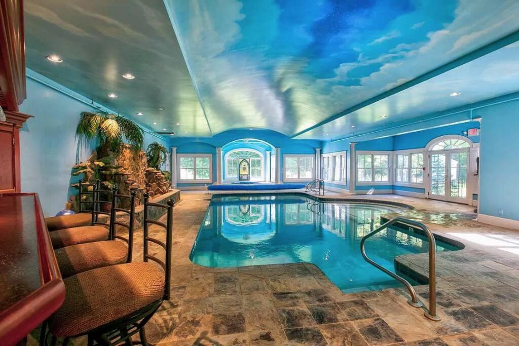 Indoor Pool, Large Theater, Indoor and Outdoor Hot tubs, 10 Bedrooms