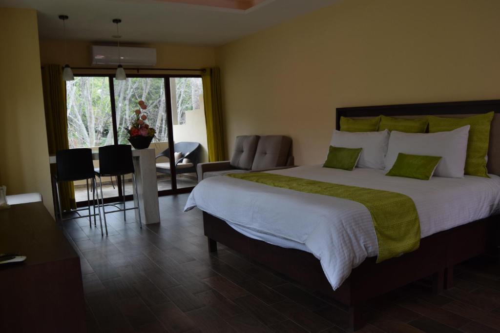 Postel nebo postele na pokoji v ubytování Hotel Chapala Country