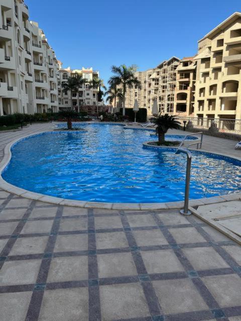 شقة هادئة صغيرة تطل علي المسبح مع شاطى