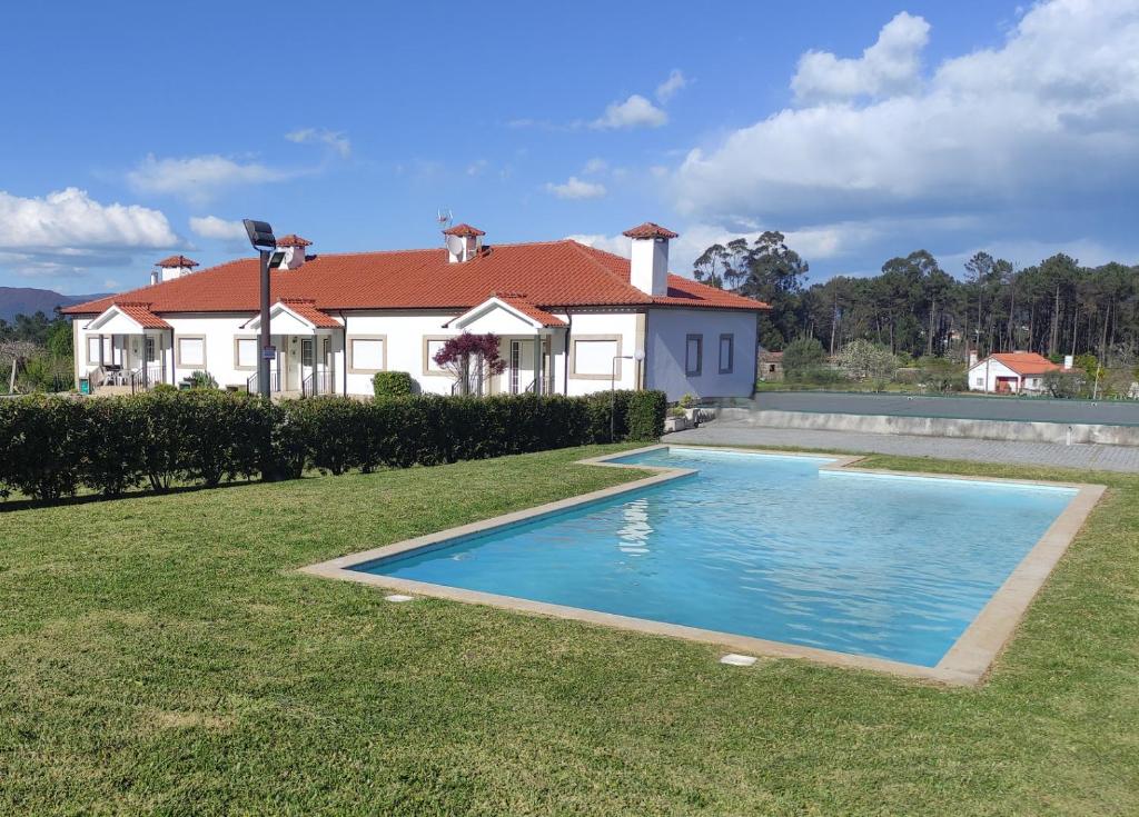 ポンテ・デ・リマにあるQuinta dos Brazilaves - Ponte de Limaの庭にスイミングプールがある家