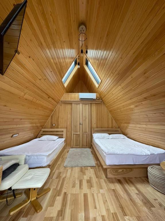 Postel nebo postele na pokoji v ubytování Arhico Cabins