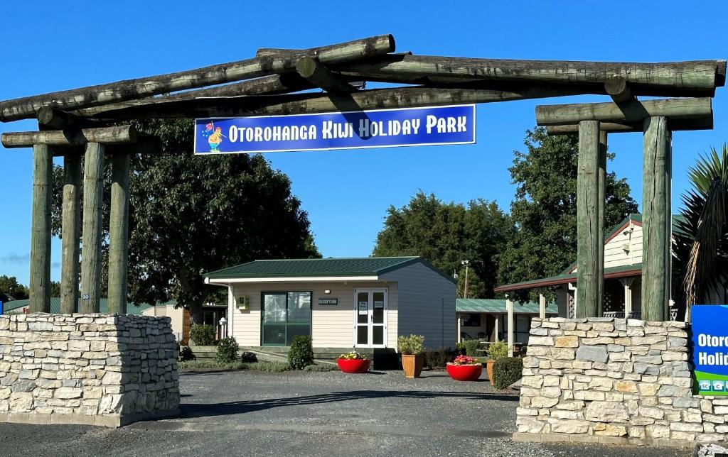 un edificio con una señal que indica que el parque solariego readsorgetown en Otorohanga Kiwi Holiday Park en Otorohanga