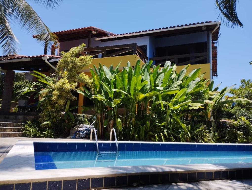 una piscina frente a una casa con plantas en Casa temporada ampla e confortável em Olinda, en Olinda