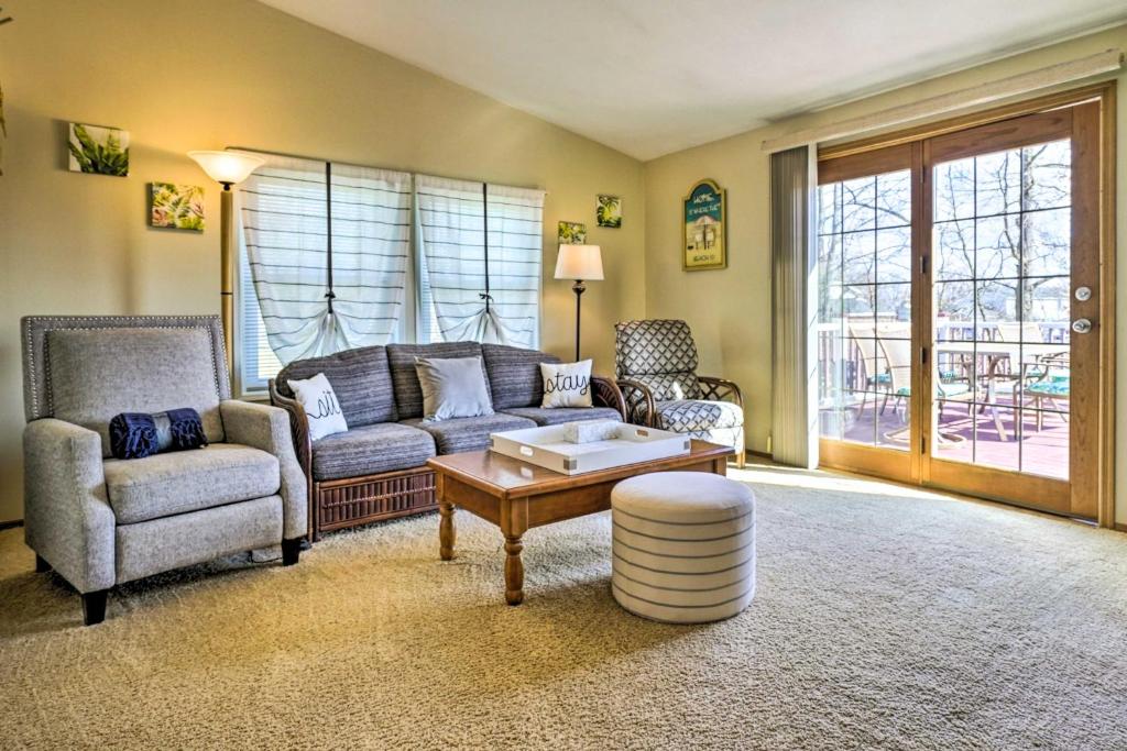 uma sala de estar com um sofá e uma mesa de centro em Indian Lake Vacation Rental 1 Mi to Beach! em Russells Point
