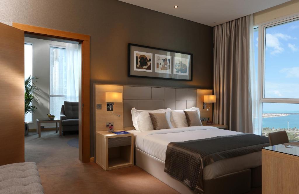 Postel nebo postele na pokoji v ubytování TRYP by Wyndham Abu Dhabi City Center