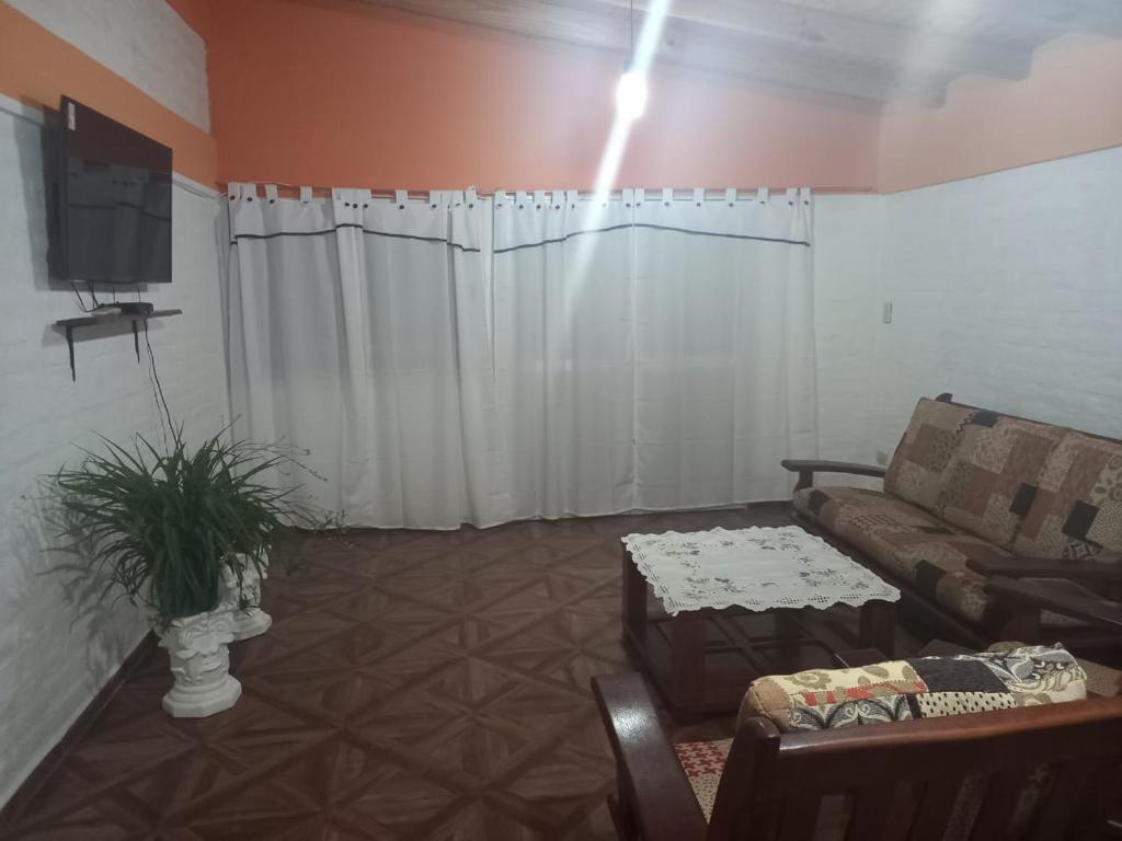 烏斯帕亞塔的住宿－CASA PARA ALQUILER LA LILI，带沙发和电视的客厅