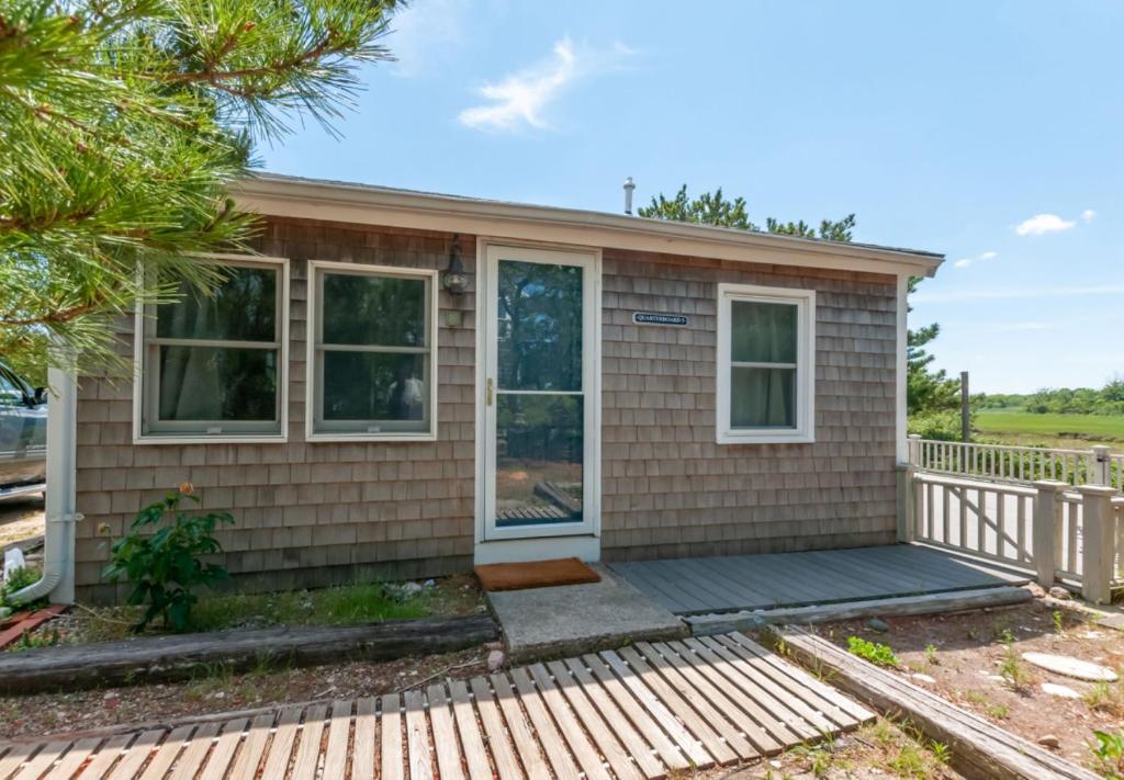 ein kleines Haus mit einer Veranda in der Unterkunft 174 #5 North Shore Boulevard East Sandwich - Quarterboard #5 in East Sandwich