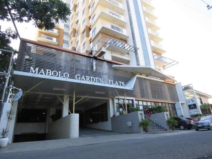un grand bâtiment avec un panneau à l'avant dans l'établissement Mabolo Garden Flats, à Cebu