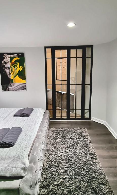 A bed or beds in a room at Bobo's Luxury Apartment