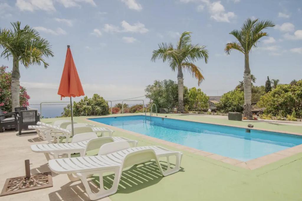 Swimmingpoolen hos eller tæt på Lightbooking Luymar con piscina Villa de Mazo