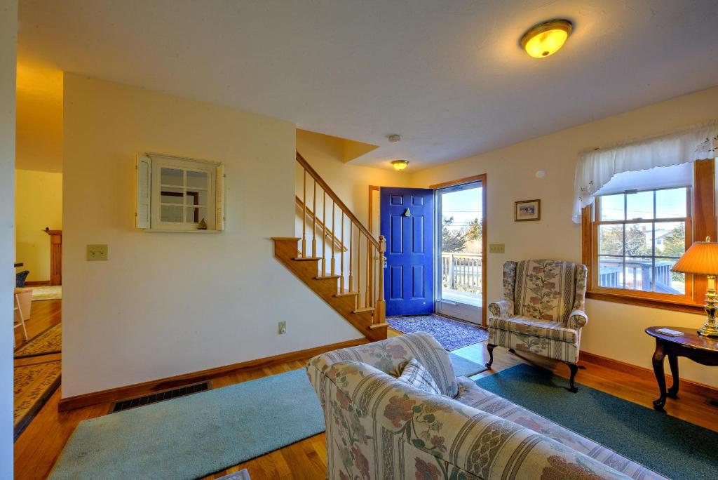 uma sala de estar com uma escada e uma porta azul em 48 Hammond Road East Sandwich - Cape Cod em East Sandwich