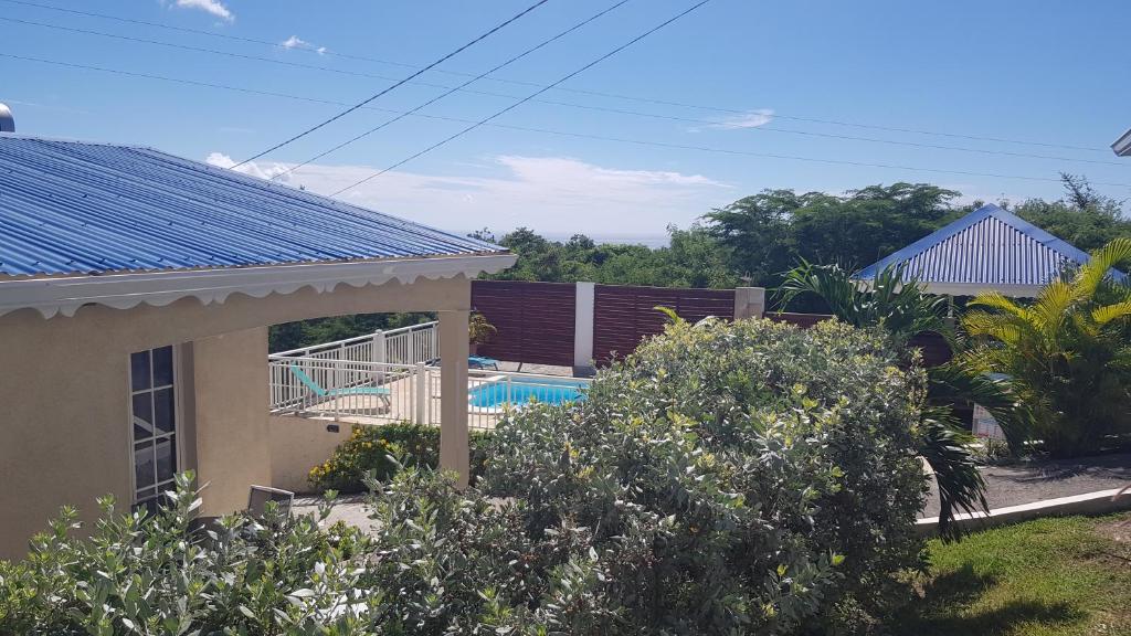 une maison avec une piscine dans la cour dans l'établissement THE ISLAND PARADISE, à Baillif
