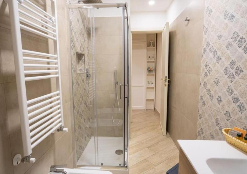 A bathroom at Dimora De Rosa