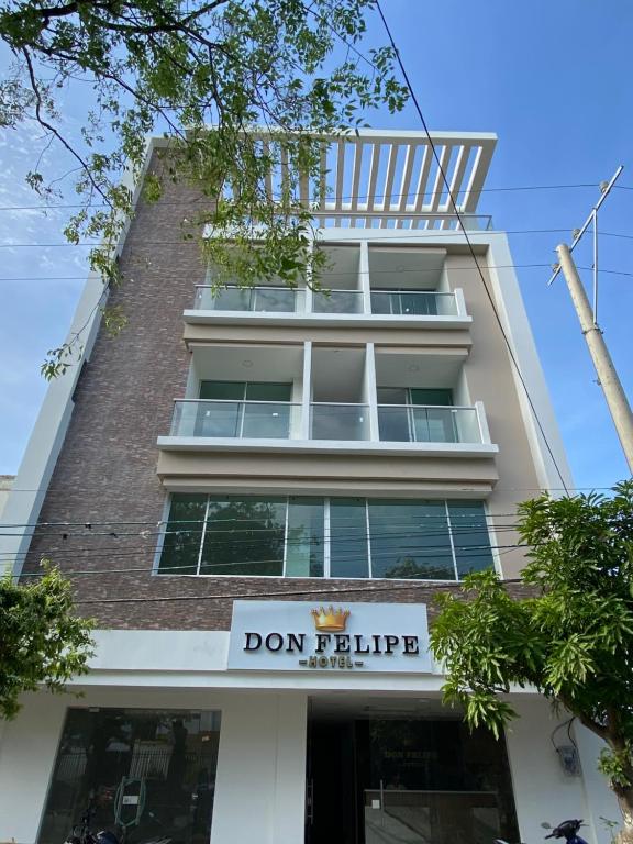 a tall building with a dont rule sign on it at Hotel Don Felipe in Ríohacha