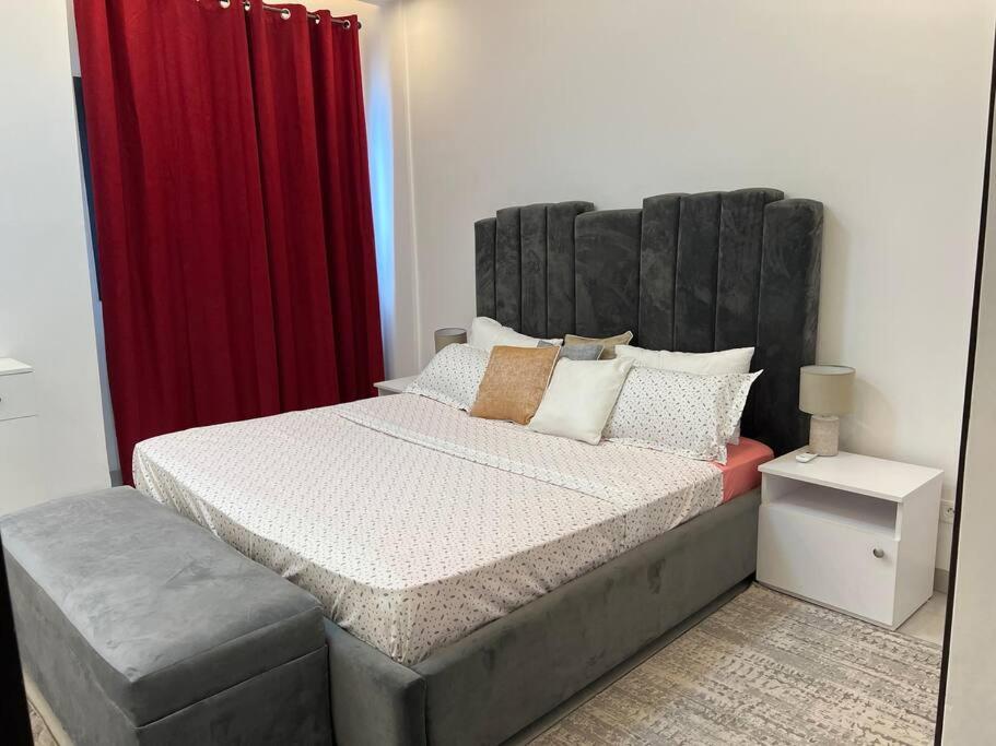 Łóżko lub łóżka w pokoju w obiekcie Superb Urban Oasis in Almadies