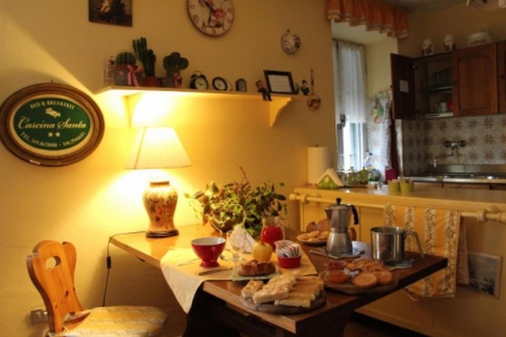 una cocina con una mesa con comida. en B&B Cascina Santa Gavi, en Gavi