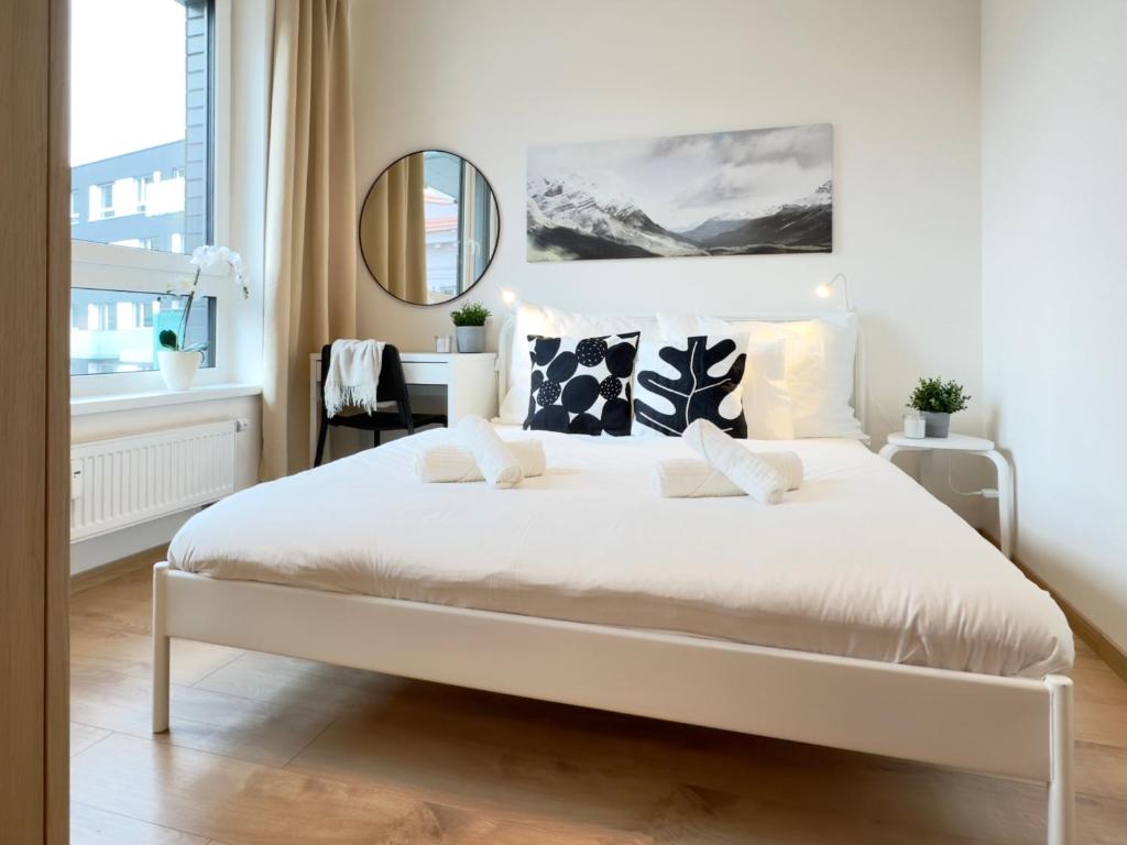 A bed or beds in a room at Yarn - brand new - free parking - balcony with city view - Central shopping mall