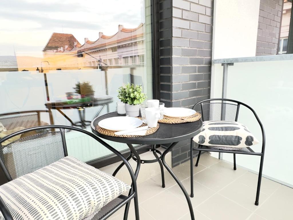 A balcony or terrace at Yarn - brand new - free parking - balcony with city view - Central shopping mall