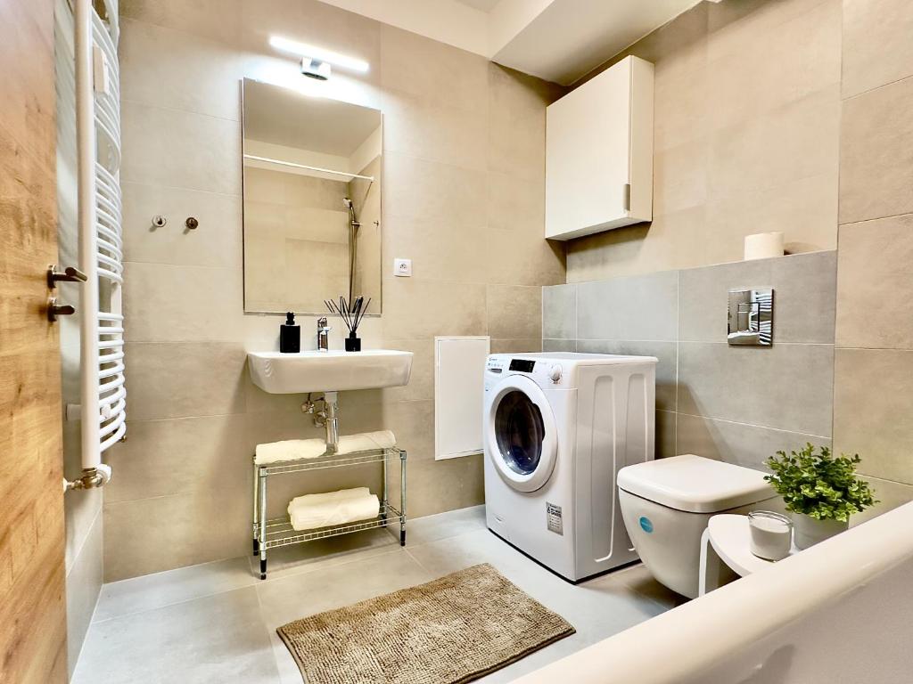 A bathroom at Yarn - brand new - free parking - balcony with city view - Central shopping mall