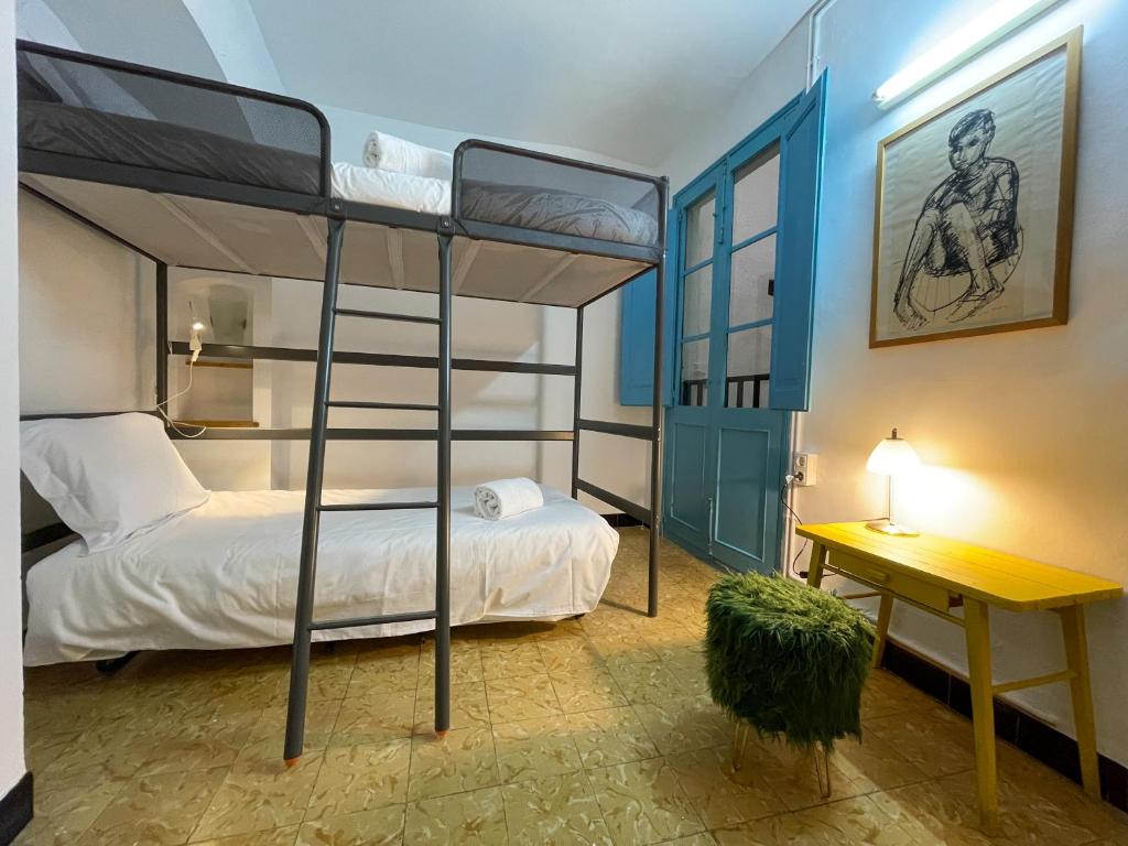 Postel nebo postele na pokoji v ubytování Revenon2023Maison retro dans le centre historique