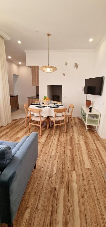 ein Wohnzimmer mit einem Tisch und einem Sofa in der Unterkunft Casa da Açoteia in Faro
