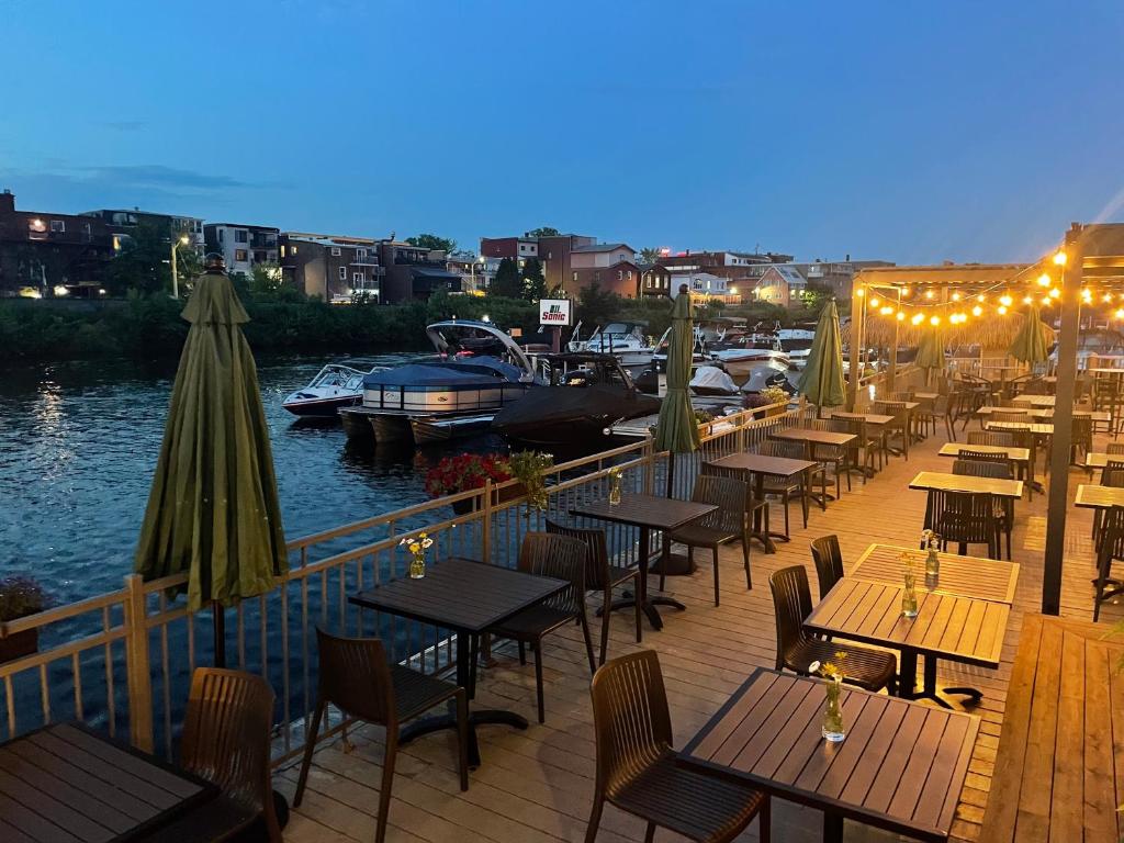 Výhled na řeku, která protéká v blízkosti hotelu