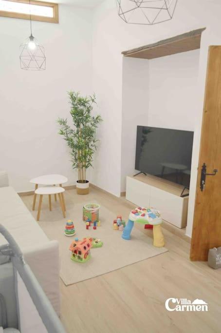 Telewizja i/lub zestaw kina domowego w obiekcie Bonita casa en el corazón del pueblo! Villa Carmen