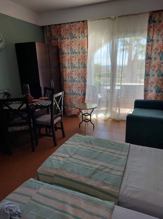 A bed or beds in a room at Bellissimo appartamento vista mare sulla piscina