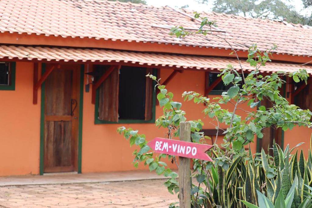 een straatbord voor een huis bij Casa de Roça in São João Batista do Glória