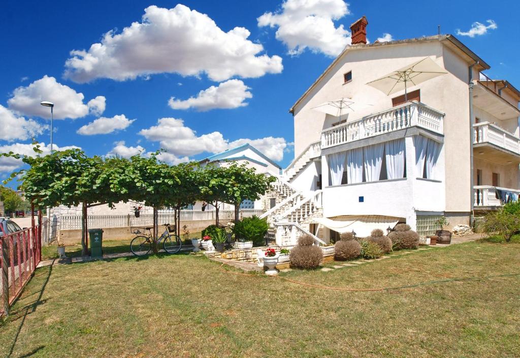Apartments with parking space Fazana - 20637