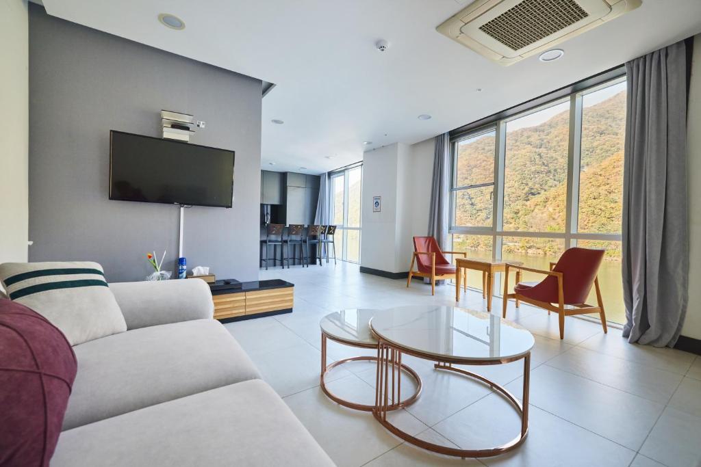 TV a/nebo společenská místnost v ubytování Crest72 Hotel