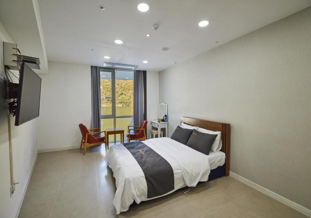 Postel nebo postele na pokoji v ubytování Crest72 Hotel