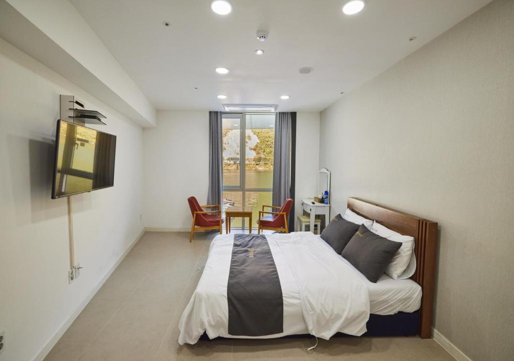 Postel nebo postele na pokoji v ubytování Crest72 Hotel